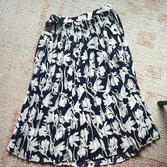 J. Crew Pleated Midi Skirt in Shadow Floral Sz. 2 - Picture 5 of 6